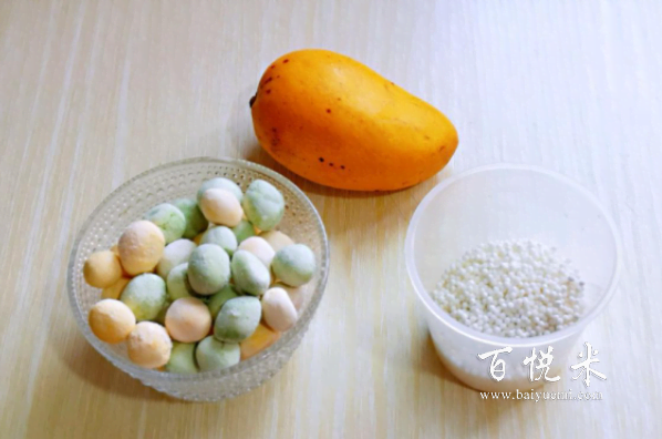 這道西米芒果彩色圓子雖然是一道夏季甜品,但只要加熱就變的適合秋冬季節(jié)了